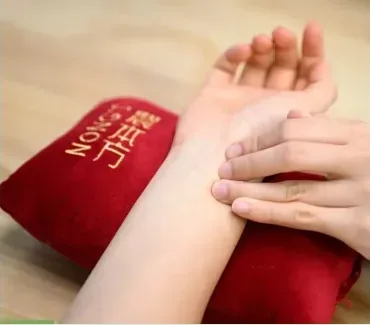 婦科中醫調理：醫師為患者把脈