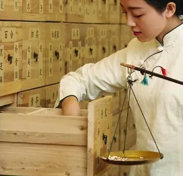 中藥減肥：中醫師以戥秤配製中藥